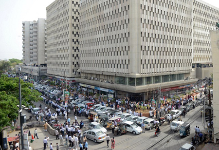 Người dân tập trung đông đúc bên ngoài các tòa nhà ở thủ đô Karachi của Pakistan sau trận động đất.